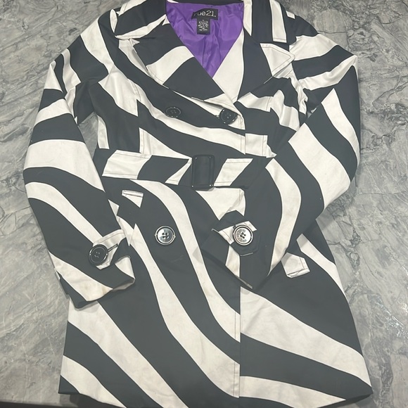 Black/White Short style Trench coat with belt Size Medium - Picture 1 of 3